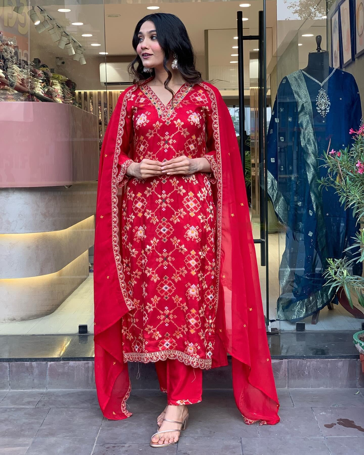 Patola Banarasi Viscose Nylon Jacquard  Kurti With Silk Pant And Organza Dupatta Dropshipera