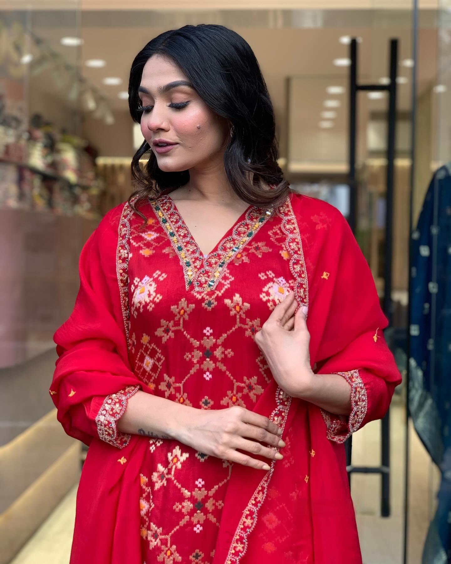 Patola Banarasi Viscose Nylon Jacquard  Kurti With Silk Pant And Organza Dupatta Dropshipera
