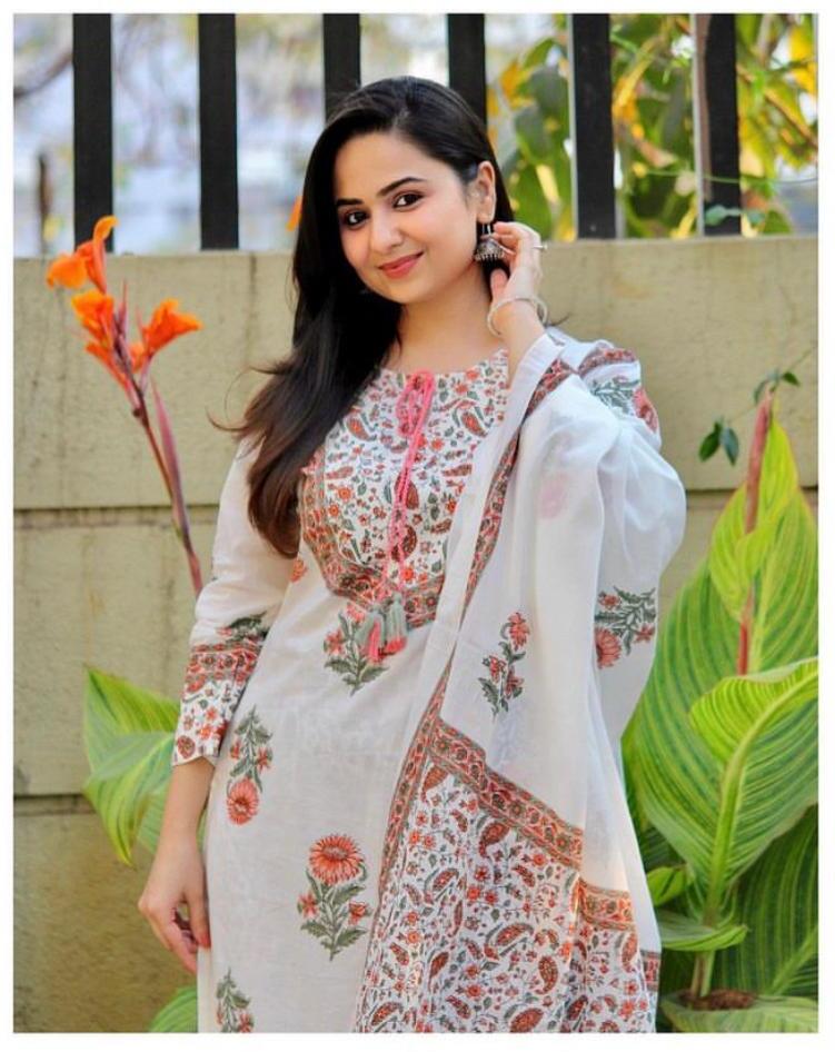 Women White Floral Print Pure Cotton Kurta with Trouser with Dupatta Dropshipera