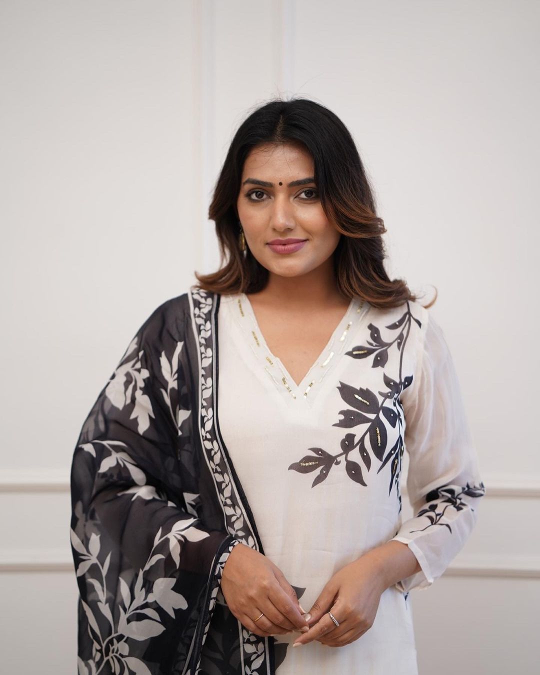 Floral Design Off White Kurta Set with Bottom and Dupatta Dropshipera