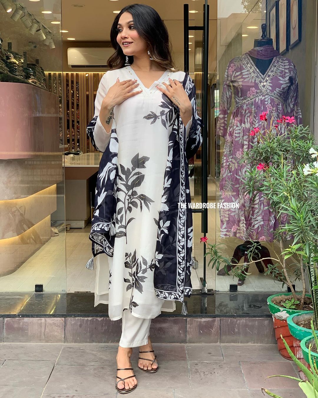 Floral Design Off White Kurta Set with Bottom and Dupatta Dropshipera