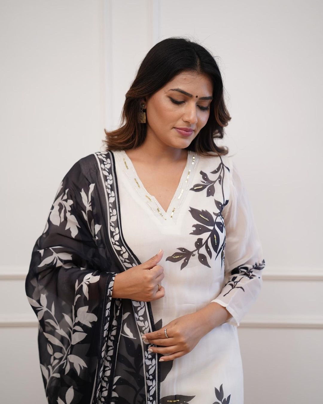 Floral Design Off White Kurta Set with Bottom and Dupatta Dropshipera