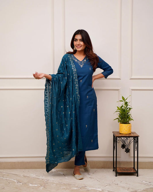Designer Kurta set with Knee Bottom Pant And Heavy Work On Dupatta Dropshipera