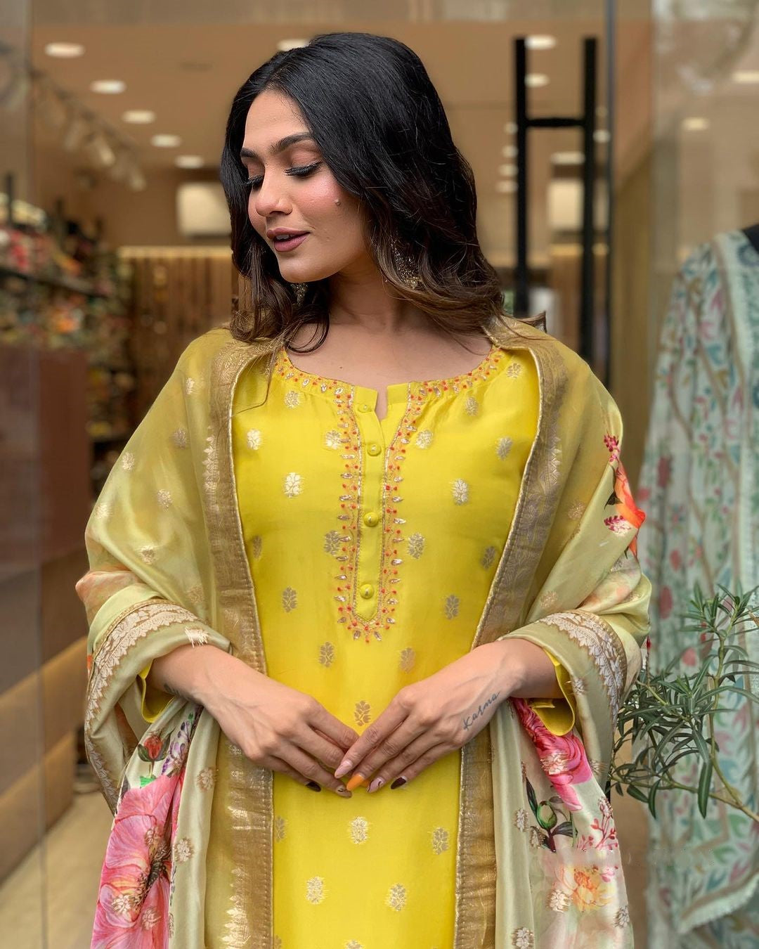 Women's Natural Crep Kurti Pant With Dupatta Collection Dropshipera