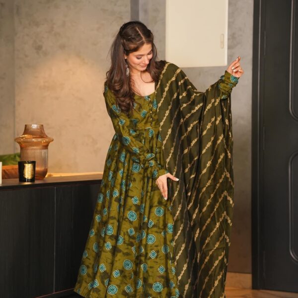 Deep Green Color Glamorous Fancy And Elegant partywear Kurta Set For Women