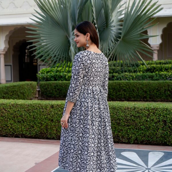 Women Embroidered Kurta and Pant Set with Dupatta in Black and White color